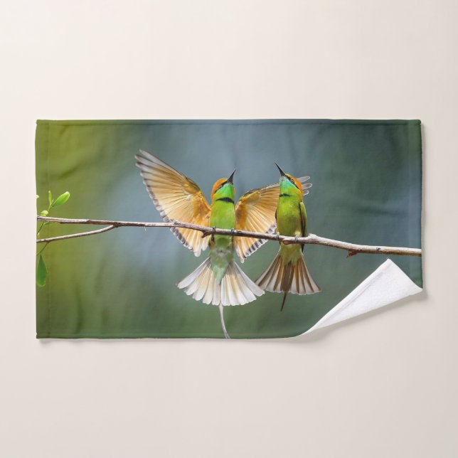 Oiseaux verts folâtrent dans la photographie d'arb (Serviette à main)