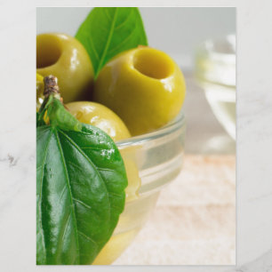 Olives marinées vertes dressées dans une tasse de