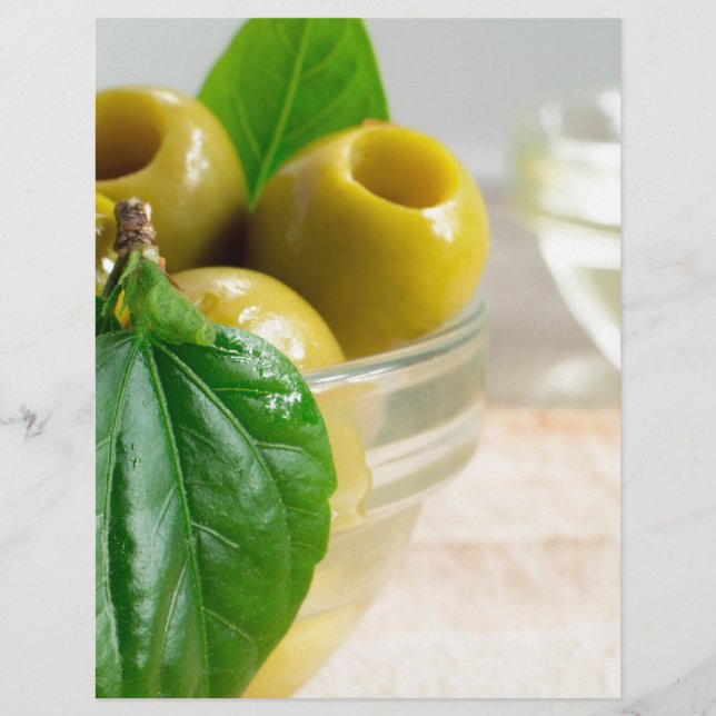 Olives marinées vertes dressées dans une tasse de  (Devant)