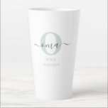 Oma Élégant Script Monogramme Vert Blanc Latte Mug<br><div class="desc">Tasse en latte pour un nouveau oma ou bien une tasse établie depuis longtemps ! que vous pouvez personnaliser avec la date où ils sont devenus grand-mère. Ce design minimaliste branché présente une palette de couleurs modernes de deux tons vert et blanc. Il a un monogramme Oma, avec la lettre...</div>
