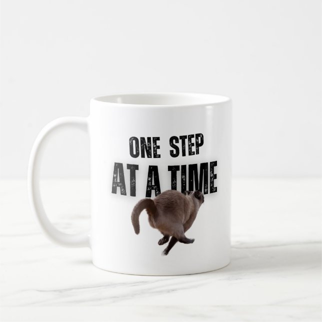 One step at a time grey cat coffee mug (Gauche)