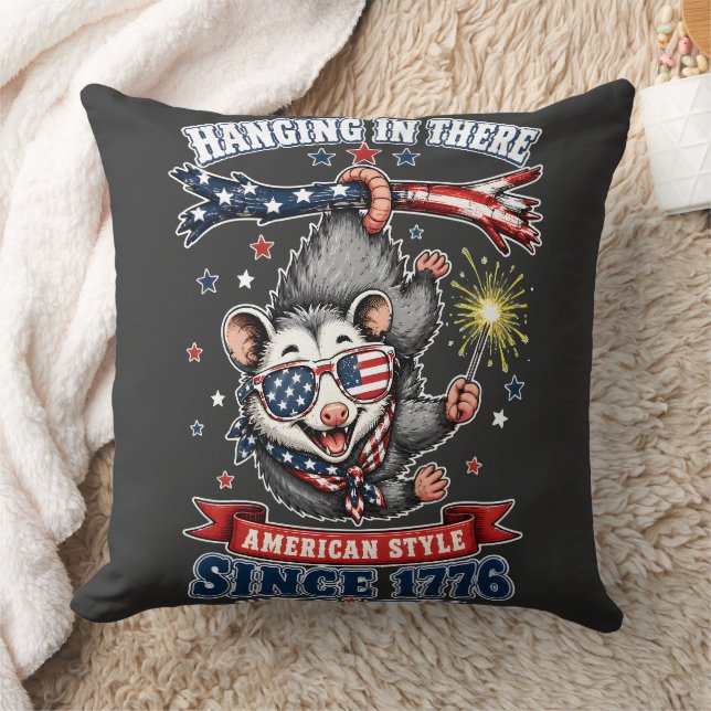 Opossum suspendu pour le 14 juillet Coussin de déc (Couverture)
