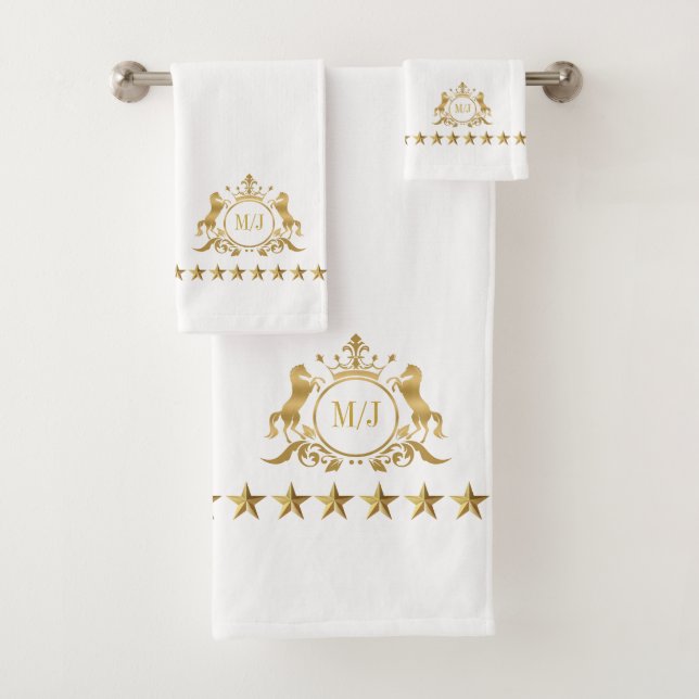Or Blanc Royal Scrolls Couronne Chevaux Monogramme (En situation)