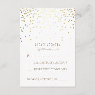 Or et confettis blancs épousant des cartes de RSVP