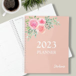 Or Rose floral<br><div class="desc">Ce joli planificateur est décoré d'un bouquet d'aquarelle de roses et de feuillage dans les tons rose, blush et vert sur un arrière - plan rose d'or. Facilement personnalisable avec l'année et votre nom. Utilisez l'outil de conception pour modifier la taille, le style ou la couleur du texte. En créant...</div>