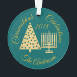 Or Teal de Noël de Chrismukkah Hanoukka élégant<br><div class="desc">Conçu pour les familles interconfessionnelles, ces or et ornement turquoise faits sur commande de CÉLÉBRATIONS de CHRISMUKKAH a la pièce pendant votre nom de famille et une année (facultative) pour un souvenir véritablement unique de vacances. Mon arbre de Noël moderne d'or de style et Hanoukka Menorah conçoit la caractéristique un...</div>