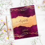 Or violet de Bourgogne agate marbre rose or 2023<br><div class="desc">Un agate rose et violet profond, arrière - plan en pierre de marbre avec fausse parties scintillant. Personnalisez et ajoutez votre prénom, un titre et une année. Le nom est écrit avec un script de style moderne écrit à la main avec des swashes. Pour que les swashes ne suppriment que...</div>