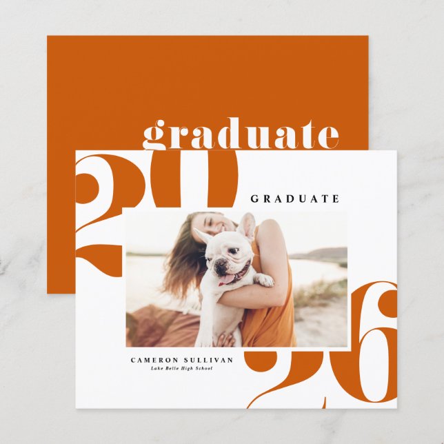Orange 2025 Bold Typographie Graduation Invitation (Devant / Derrière)