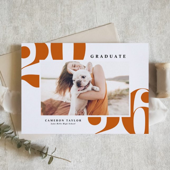 Orange 2026 Typographie Gras Photo Invitation de D (Customizable burnt orange photo graduation invitation featuring retro bold typography. )