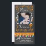 Orange Chalkboard Joyeux Carte photo de Noël<br><div class="desc">Joyeux cartes photos de vacances de Noël avec un damier look arrière - plan, beaucoup de tourbillons orange et le texte qui lit Joyeux Noël, une chaîne de lumières colorées dans les arbres de différentes couleurs, ornements orange suspendus, et des zones vous pouvez customiser ces beaux et brillants cartes photos...</div>