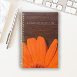 Orange Gerber Daisy et rustique Barn Wood<br><div class="desc">Suivez vos rendez-vous, réunions et événements importants avec le charmant Orange Gerber Daisy et Rustic Barn Wood Planner. Personnalisez-le avec votre nom ou votre texte sur le capot avant. Ce thème de pays fleuri personnalisé hebdomadaire calendrier de 12 mois présente une photo florale d'une fleur de marguerite gerbeuse orange avec...</div>