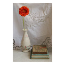 Orange gerbera et poster livres