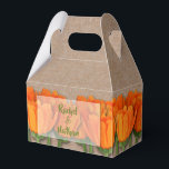 Orange Tulips Kraft Gable Ballotins<br><div class="desc">Des bouquets de tulipes orange entourent une boîte de préférence Gable Party à motif papier kraft. Personnalisez avec votre libellé. Cliquez sur le bouton PERSONNALISER pour MODIFIER les polices et les couleurs de police. COORDINATION des articles disponibles dans notre magasin. Invitations de mariage, cartes RSVP, cartes de réception, notes de...</div>
