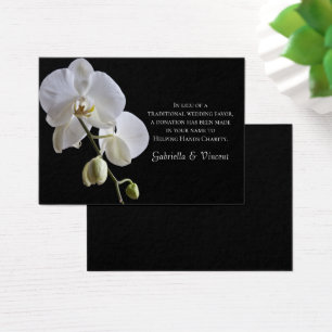 Orchidée blanche sur la carte de noces de charité