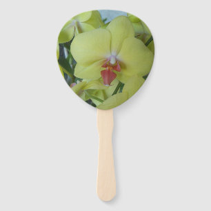 Orchidées jaunes sur un éventail à main