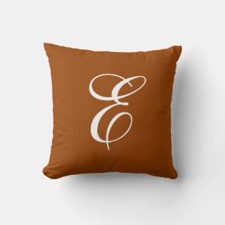 Oreiller à lancer d'orange et de monogramme blanc