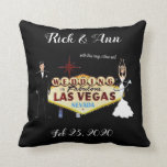 Oreiller à lancer personnalisé Mariage Las Vegas<br><div class="desc">Las Vegas Mariage Personnalisé Jeu d'oreiller Adorable cadeau de gardien pour la mariée des mauvaises herbes est à l'intérieur de son anneau Mariage!</div>