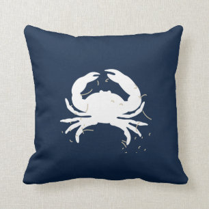 Oreiller bleu marine avec crabe blanc