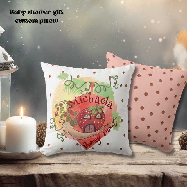 Oreiller de décoration de nurserie escargot fantai (Whimsical Snail & Strawberry Nursery Decor Pillow)