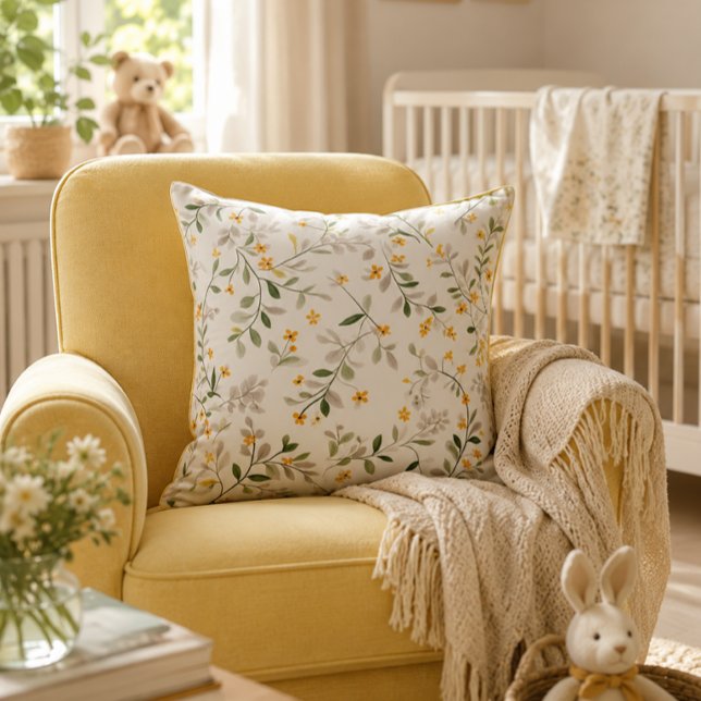 Oreiller de jet botanique floral pour nurserie (Soft botanical floral pillow for a warm, timeless nursery and cozy home decor.)