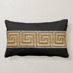 Oreiller de jeté à clé grecque dorée sur fond noir
