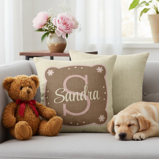 Oreiller décoratif 16x16 crème et marron avec mono (16x16 Cream and brown name throw pillow with monogram.)