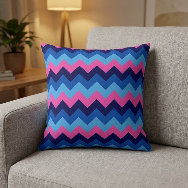Oreiller décoratif à motif chevron bleu rose (Cool Blue Pink Chevron Pattern Throw Pillow on a sofa in a living room.)