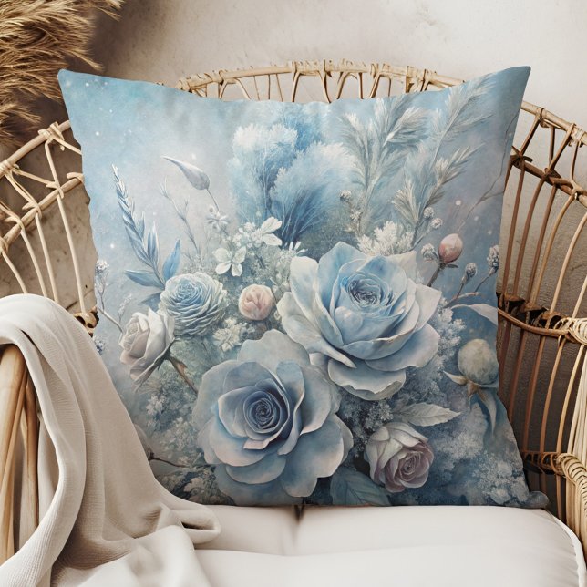 Oreiller décoratif Bouquet de roses bleues d'hiver (Winter Blue Rose Bouquet Decorative Pillow in a boho rattan armchair.)