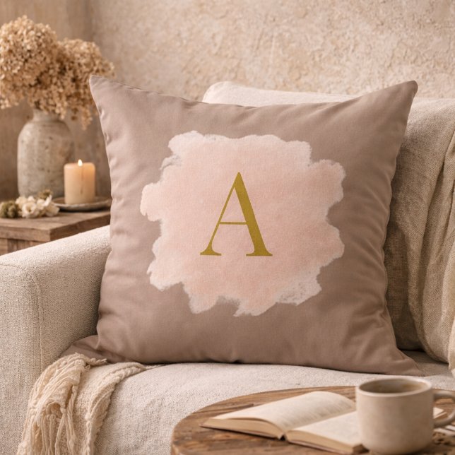 Oreiller décoratif monogramme Blush Taupe (Soft taupe tones meet blush watercolor and a gold monogram for refined, feminine home layering.)