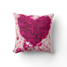 Oreiller en forme de cœur aux pétales de rose rose