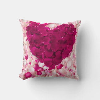 Oreiller en forme de cœur aux pétales de rose rose