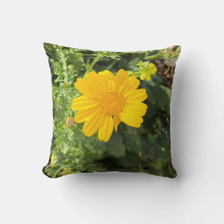 Oreiller en forme de marguerite jaune