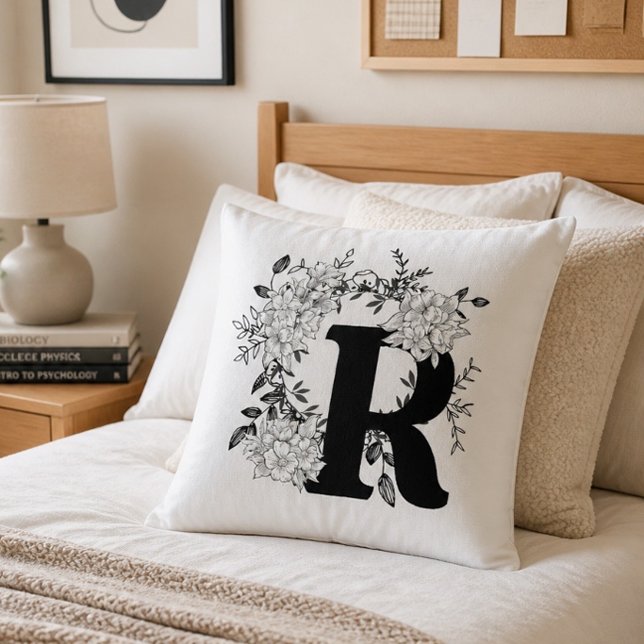 Oreiller floral à monogramme noir et blanc (Créateur téléchargé)