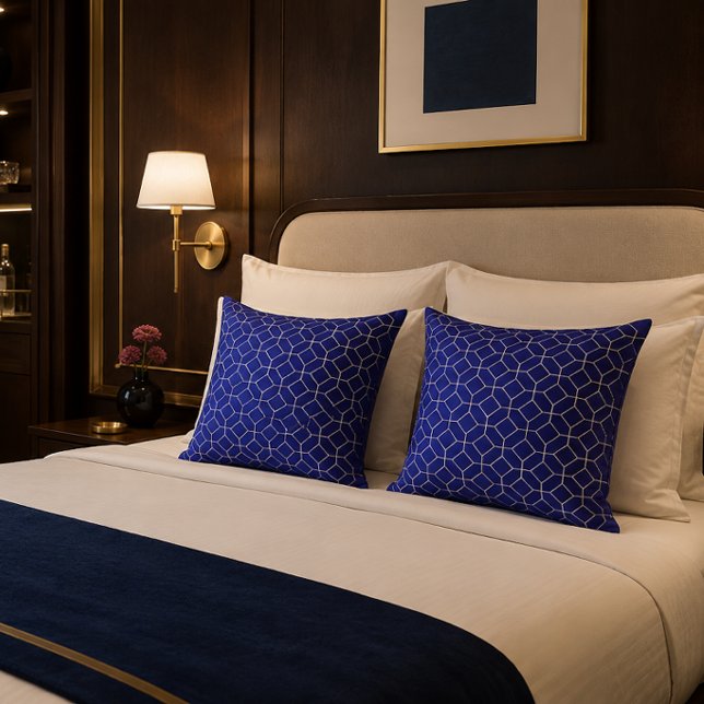 Oreiller géométrique bleu royal (Royal blue geometric throw pillow adding elegant boutique hotel style to modern interiors.)