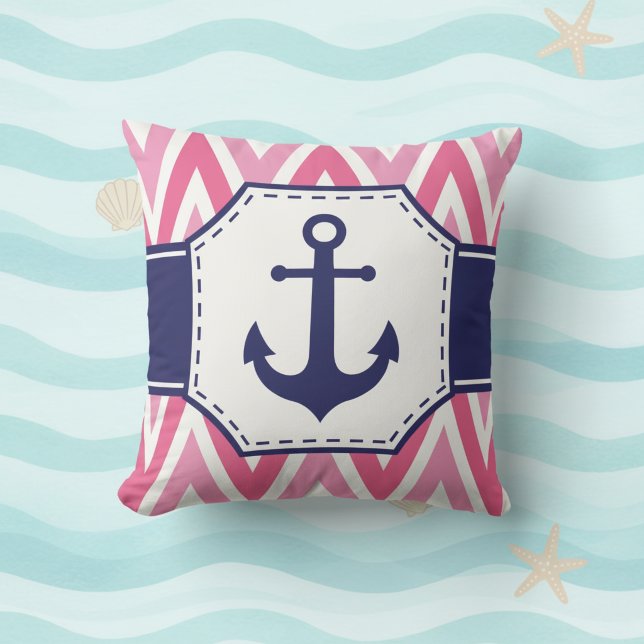 Oreiller jeté à l'ancre rose et marine (Pink chevron and navy blue anchor decorative throw pillow.)