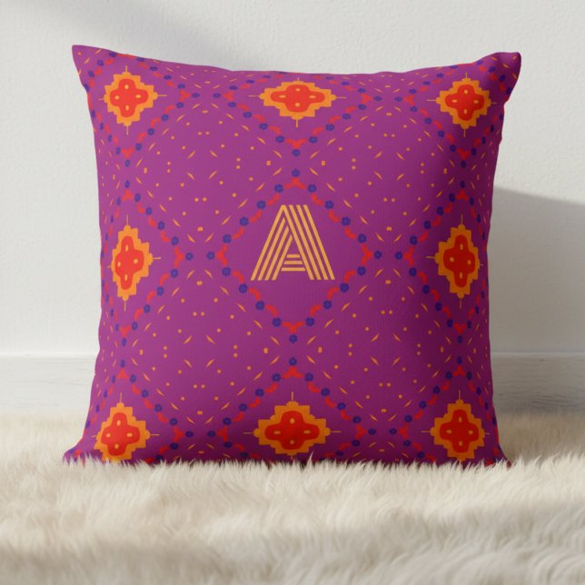 Oreiller jeté à monogramme tribal violet (Customize this purple modern tribal throw pillow with the initial of your choice.)