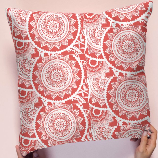 Oreiller jeté à motif mandala rouge et blanc (Créateur téléchargé)