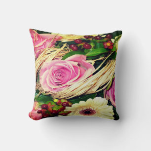 Oreiller jeté avec roses, marguerites et baies