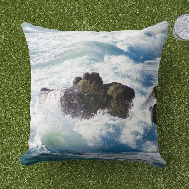 Oreiller jeté avec vagues océaniques dramatiques m (Herbe)