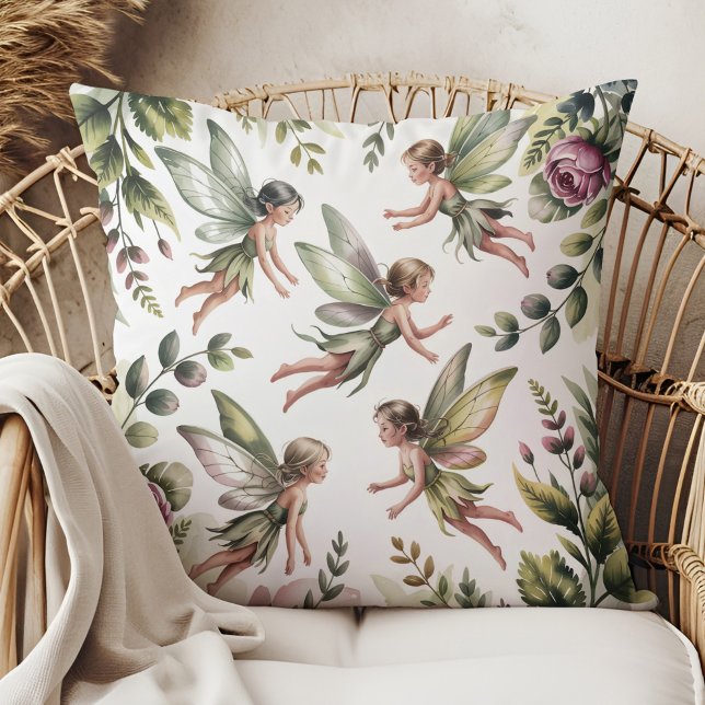 Oreiller jeté botanique vert sauge fairycore (Sage Green Fairycore Botanical Throw Pillow in a boho neutral rattan armchair)