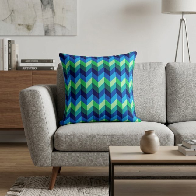 Oreiller jeté Chevrons Ombré Bleu Vert (Blue Green Ombre Chevrons Throw Pillow on a sofa in a modern style living room.)