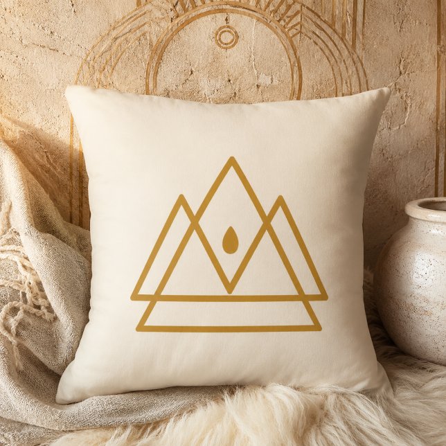 Oreiller jeté Golden Sacred Peaks (Golden geometric peaks bring warm boho charm to serene farmhouse and modern living spaces.)