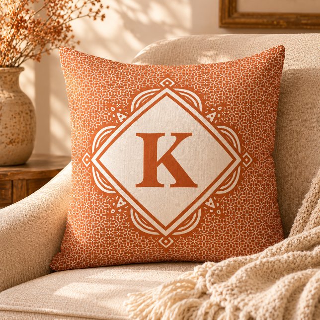 Oreiller jeté monogrammé mandala orange (Orange Mandala Throw Pillow)