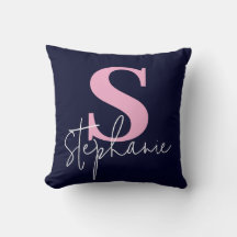 Oreiller jeté Navy rose avec lettrage monogramme