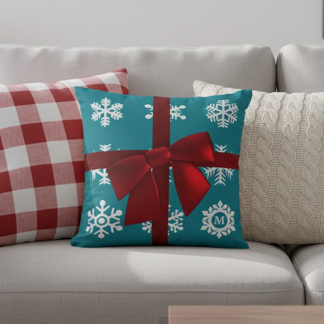 Oreiller jeté Noël Flocons de neige sarcelle Ruban (Ho Ho Ho! Add your initial to this festive teal and red Christmas throw pillow)