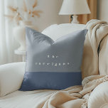 Oreiller jeté personnalisé bloc bleu poussiéreux<br><div class="desc">Oreiller jeté moderne minimaliste avec un bloc de couleur bleu poussiéreux. Parfait pour la décoration intérieure et les cadeaux pour les enseignants,  les nouveaux propriétaires,  les jeunes mariés,  et plus encore.</div>