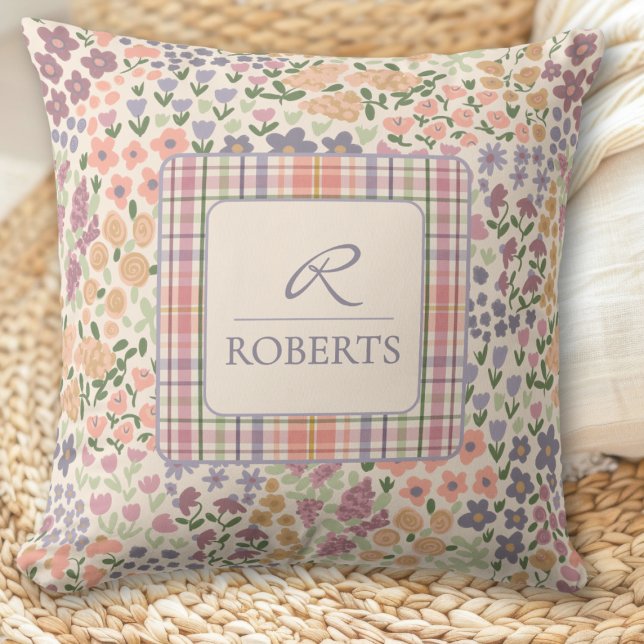 Oreiller jeté personnalisé en patchwork floral et  (Personalized Patchwork Floral & Plaid Throw Pillow – Custom Name & Initial)