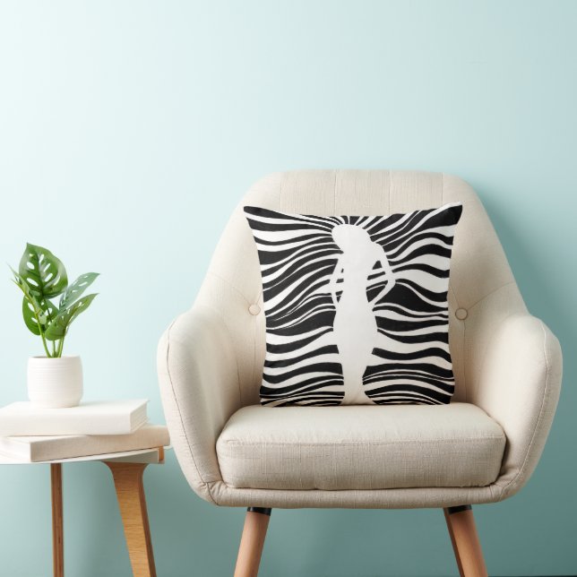 Oreiller jeté silhouette de femme noir et blanc –  (Chaise)