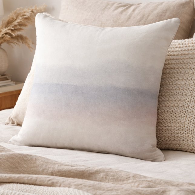 Oreiller jeté sur l'horizon du ciel assourdi (Muted sky tones with drifting clouds bring quiet balance to softly layered neutral spaces)