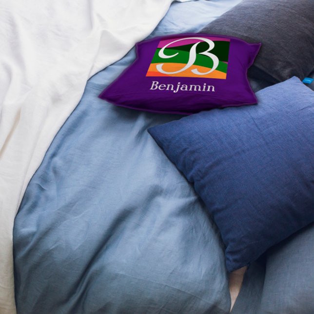Oreiller jeté violet à lettre initiale monogramme  (Créateur téléchargé)